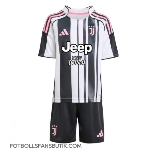 Juventus Gleison Bremer #3 Replika Hemmatröja Barn 2025-26 Kortärmad (+ Korta byxor) Juventus Gleison Bremer #3 Replika Hemmatröja Barn 2025-26 Kortärmad (+ Korta byxor)